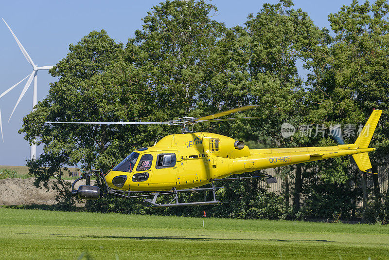 欧洲直升机公司AS355N Ecureuil 2直升机从田野起飞
